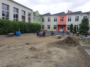 Miniatura zdjęcia: Nowy dziedziniec szkolny