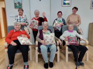 Miniatura zdjęcia: Pierwsza grupa Seniorów otrzymała upominki z okazji Dnia Babci i Dziadka