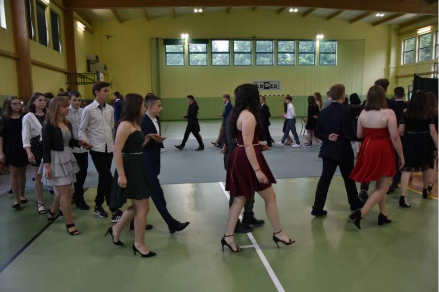 Uczniowie tańczą poloneza na zakończenie ósmych klas