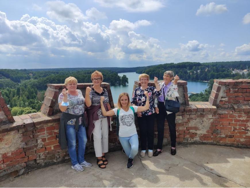 Seniorzy z Domu Dziennego Pobytu Senior+ oraz mieszkańcy gminy Świdnica  na wycieczce w Łagowie